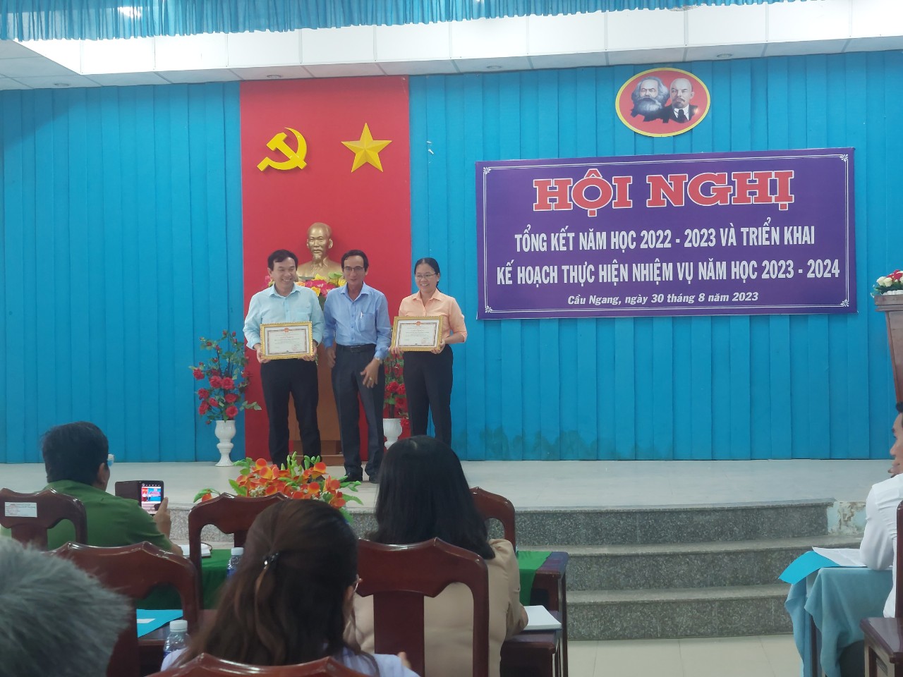 Đ/C Nguyễn Văn Ngà trao giấy khen cho Hiệu trưởng các trường có thành tích vận động BHYT học sinh trong năm học 2022-2023